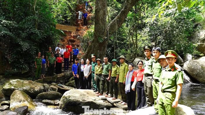 Đường lên hang đá buôn Đắk Tuôr.