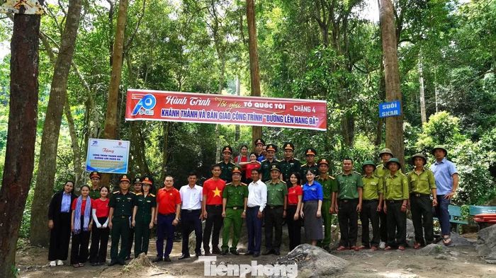 Khánh thành và bàn giao công trình đường lên hang đá.