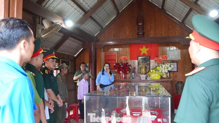 Đoàn tham quan, tìm hiểu nhà tưởng niệm Anh hùng liệt sĩ Y Ơn.