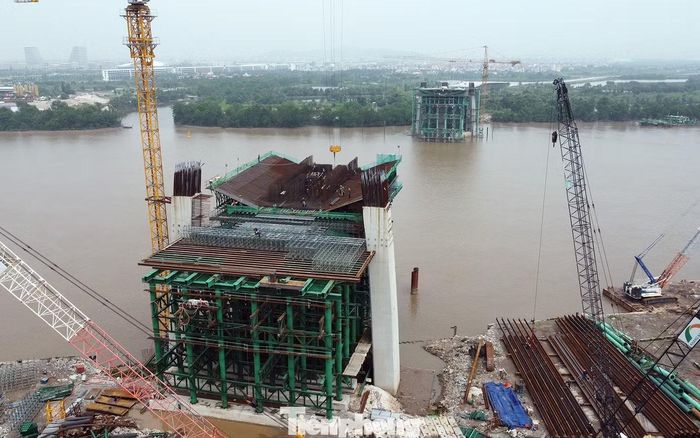 Ban quản lý dự án xây dựng công trình giao thông Hải Phòng cho biết, sau 20 tháng thi công, cầu chính đạt 62%, cầu dẫn đạt 85%.