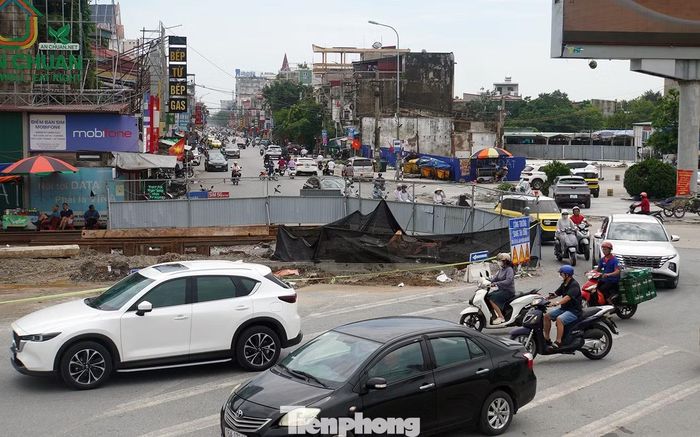 Tại khu vực hầm chui là ngã 6 Lê Hồng Phong - Đà Nẵng - Lê Lợi - Lê Lai, là nút giao thông trọng điểm, khu vực đô thị sầm uất bậc nhất Hải Phòng. Do đó, quá trình thi công, lực lượng chức năng phải tổ chức phân luồng. Vào các khung giờ cao điểm sáng và chiều, khu vực này thường xuyên xảy ra ùn ứ phương tiện.
