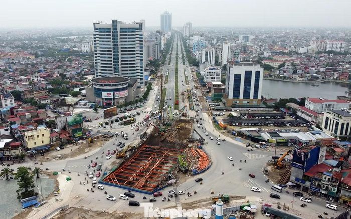 Tại nút giao hầm chui Nguyễn Trãi - Lê Hồng Phong, lực lượng thi công đang tổ chức bóc mặt đường, đào móng hầm, thi công hệ thống thoát nước. Trong ảnh là khu đô thị trung tâm phường Hải An và phường Ngô Quyền, TP Hải Phòng.