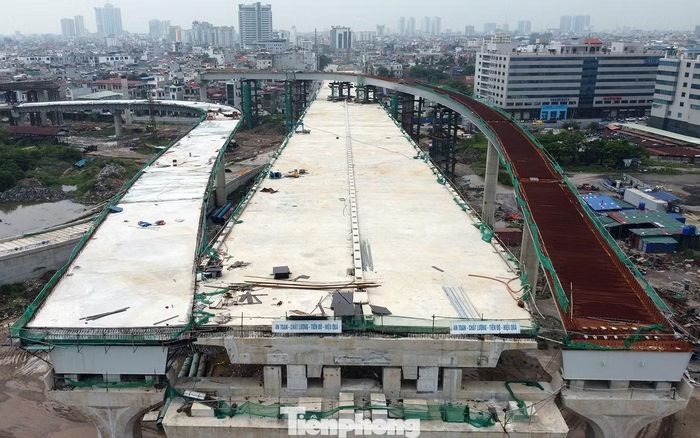 Cầu Nguyễn Trãi có chiều dài cầu chính khoảng 1.476 m, được thiết kế dây văng, có hai trụ tháp cao 111 m tạo thành hai cánh buồm vươn khơi, thể hiện khát vọng của thành phố vươn ra biển lớn. Cầu có quy mô bốn làn xe cơ giới và hai lề đường, vận tốc 80 km/h.