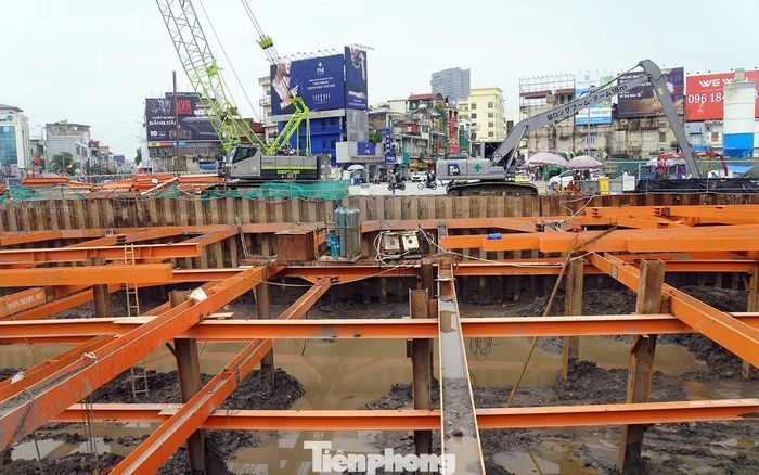 Đại diện BQL dự án cho biết đơn vị đang huy động tối đa lực lượng công nhân, kỹ sư và phương tiện, thiết bị gấp rút thi công, phấn đấu hoàn thành thông xe kỹ thuật trước Tết Nguyên đán, đưa vào sử dụng dịp 30/4/2027.