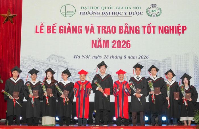 Ban Giám hiệu Trường Đại học Y Dược trao bằng tốt nghiệp cho tân bác sĩ, tân cử nhân.