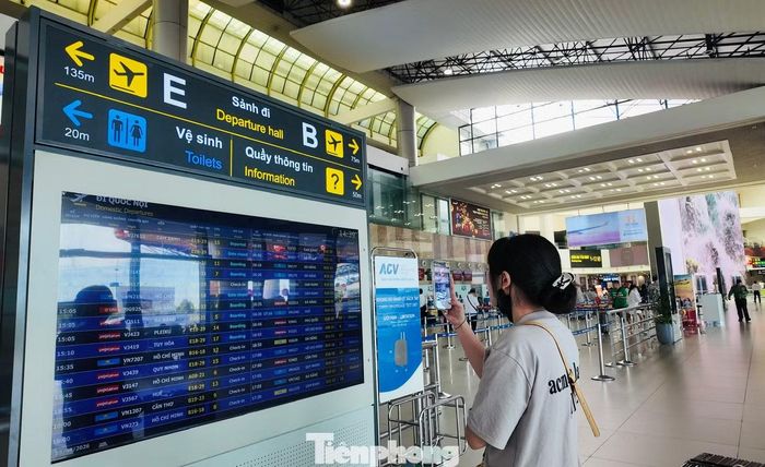  Trái ngược với cảnh tượng tấp nập tại sảnh B, khu vực sảnh A tại nhà ga T1﻿ lại vắng vẻ lạ thường trong chiều 28/8. 