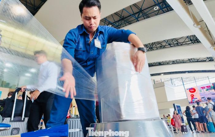 Khu vực dịch vụ bọc hành lý tại sân bay.