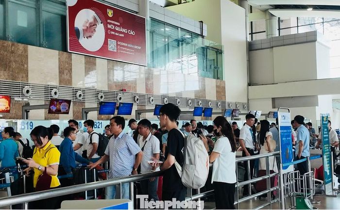  Để hành trình thuận lợi, bà Ngân khuyến khích hành khách check-in online, sử dụng VNeID hoặc kiosk check-in﻿, sinh trắc học để giảm thời gian chờ tại quầy. Hành khách cần kiểm tra kỹ giấy tờ, hành lý và có mặt trước giờ bay 2 tiếng với chuyến nội địa, 3 tiếng với chuyến quốc tế; tuân thủ biển báo và hướng dẫn của lực lượng chức năng tại nhà ga. 