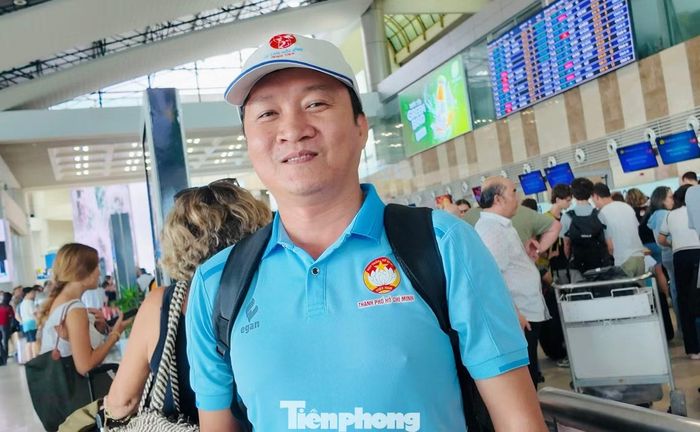  Không riêng gì chị Thảo, anh Bùi Tuấn Nhuận (TPHCM) cũng có chung cảm nhận, bởi từ đầu giờ chiều dù khu vực làm thủ tục đã chật kín hành khách﻿ nhưng anh không phải chờ đợi quá lâu để làm thủ tục. 