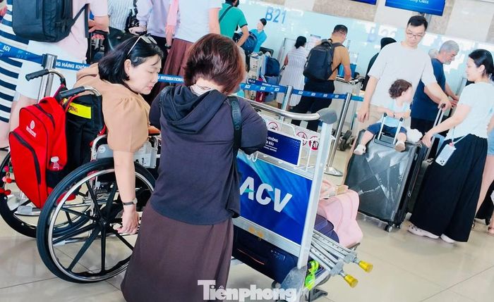 Khu vực dành cho hành khách cần trợ giúp cũng tấp nập. Người lớn tuổi, hành khách sử dụng xe lăn và các gia đình có trẻ nhỏ được nhân viên sân bay hỗ trợ di chuyển, làm thủ tục.