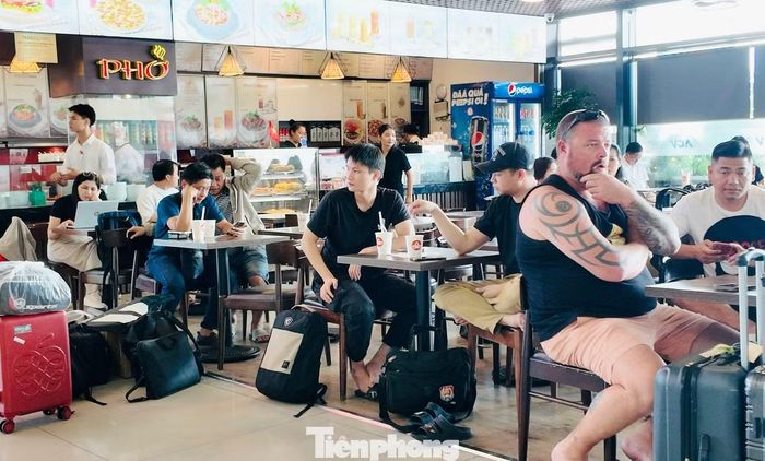 Các quầy bán đồ ăn nhanh tại sân bay cũng chật kín người.