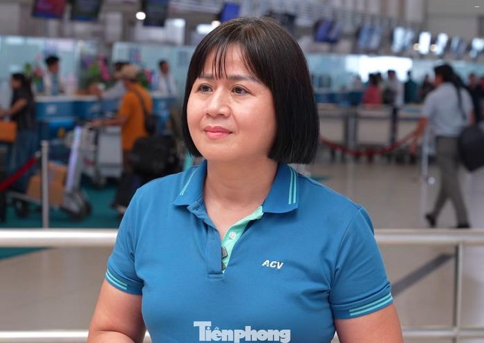  Trao đổi với PV Tiền Phong, bà Nguyễn Thị Kim Ngân - Phó Giám đốc Cảng HKQT Nội Bài - cho biết, ngày 28/8 sẽ là ngày cao điểm nhất của đợt nghỉ lễ 2/9 năm nay. Cảng này ước tính sẽ phục vụ khoảng hơn 125.000 lượt hành khách, tăng 8% so với thường lệ và tăng 33% so với cùng kỳ năm 2025. 
