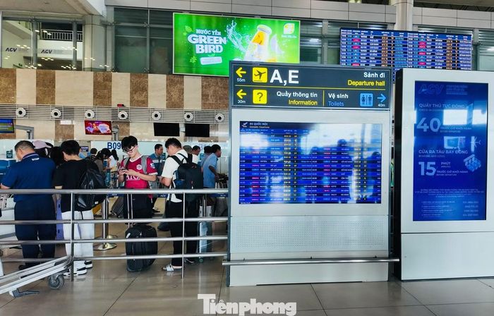 Theo ghi nhận thực tế, có 3 khung giờ cao điểm đối với khách đi và 6 khung giờ cao điểm đối với khách đến (với lưu lượng đạt hơn 2.000 lượt khách/khung giờ) tập trung vào các khung giờ chiều và tối.