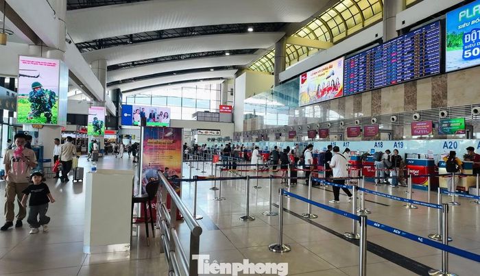 Các khu vực quầy check-in chỉ có lác đác vài hành khách làm thủ tục.