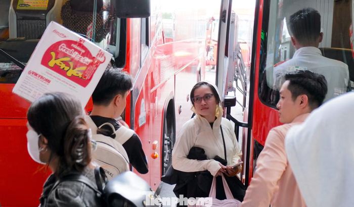 Anh Nguyễn Văn Hào (34 tuổi) cho biết đã đặt vé chuyến xe về Vĩnh Long lúc 16h30. Theo anh, lượng người tại bến đông hơn ngày thường nhưng việc mua vé và lên xe vẫn khá thuận lợi. “Chiều nay người về quê đông đúc hơn, nhưng việc mua vé diễn ra thuận lợi, không phải chờ lâu”, anh Hào nói.