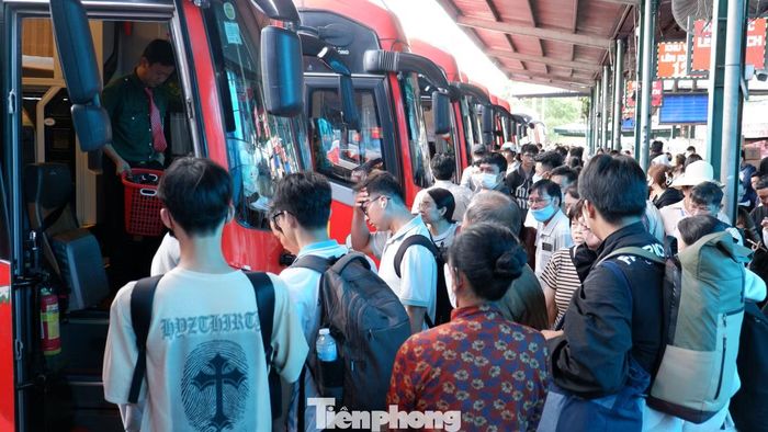 Càng về giờ cao điểm chiều, lượng hành khách đổ về Bến xe Miền Tây càng đông đúc.