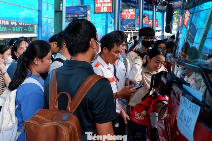 Nhiều hành khách tranh thủ kiểm tra lại hành lý trước khi lên xe.