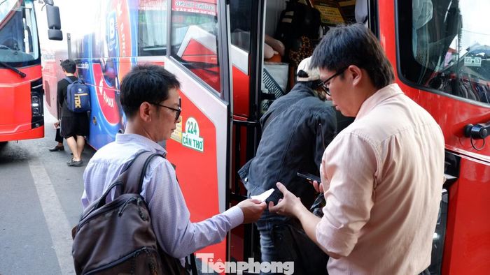 Các chuyến xe liên tục đón khách tại khu vực xuất bến.