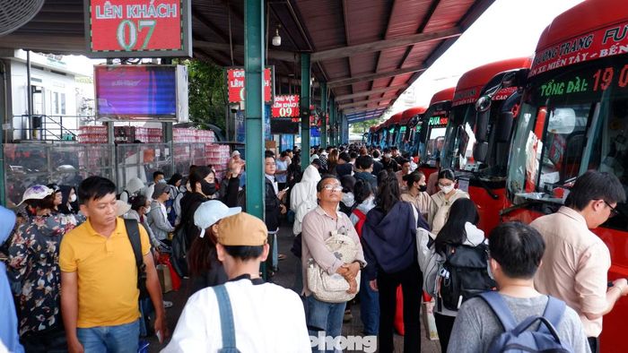 Theo ghi nhận của PV, chiều 28/8, kết thúc ngày làm việc trước kỳ nghỉ Quốc khánh 2/9, hàng nghìn người mang theo hành lý, đồ đạc đổ về Bến xe Miền Tây (phường An Lạc, TPHCM) để lên xe về quê, khiến khu vực nhà chờ và cửa lên xe đông đúc.
