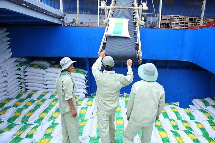 Bộ Công Thương khuyến cáo các doanh nghiệp cần đa dạng hoá thị trường, giảm rủi ro khi thị trường lớn thay đổi chính sách.