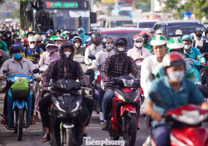 Ở phía dưới vành đai 3, lượng phương tiện trên trục Giải Phóng - Ngọc Hồi cũng tăng cao. Ô tô, xe khách và xe máy ken kín một số đoạn đường hướng ra cửa ngõ phía Nam.