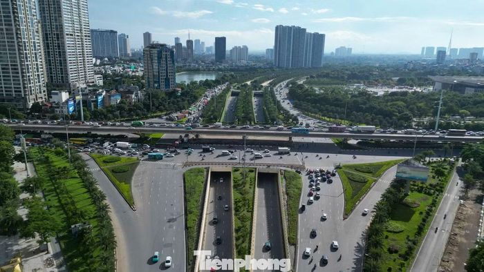 Trong khi hướng rời trung tâm đông phương tiện, chiều vành đai 3 từ phía Nam về trung tâm thông thoáng hơn. Trong ảnh là nút giao vành đai 3 với Đại lộ Thăng Long.