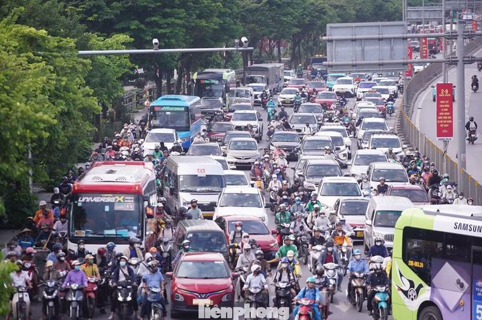 Đến khoảng 17h, lượng phương tiện tại cửa ngõ tiếp tục tăng, trong đó áp lực giao thông tập trung tại các điểm kết nối với đường vành đai và cao tốc.
