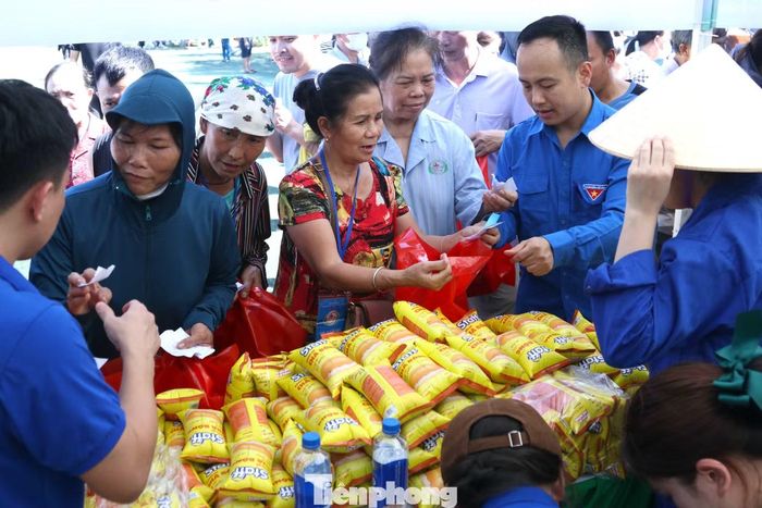 Giữa không gian bệnh viện, một “Hội chợ 0 đồng” đã trở thành nơi trao gửi những món quà giản dị và cả sự ấm áp.