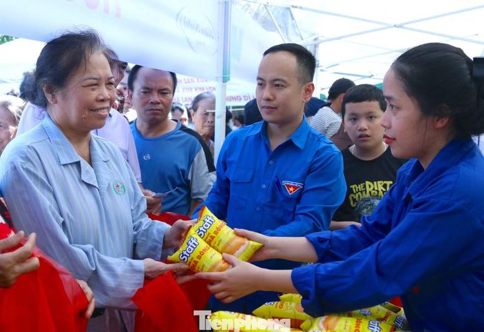 Không khí tại hội chợ trở nên vui vẻ, gần gũi. Với nhiều bệnh nhân, những món quà tuy giản dị nhưng có ý nghĩa thiết thực trong những ngày nằm viện. Sự hỗ trợ giúp họ có thêm thực phẩm, vật dụng cần thiết, đồng thời giảm bớt phần nào khoản chi tiêu sinh hoạt vốn là gánh nặng đối với những gia đình khó khăn.