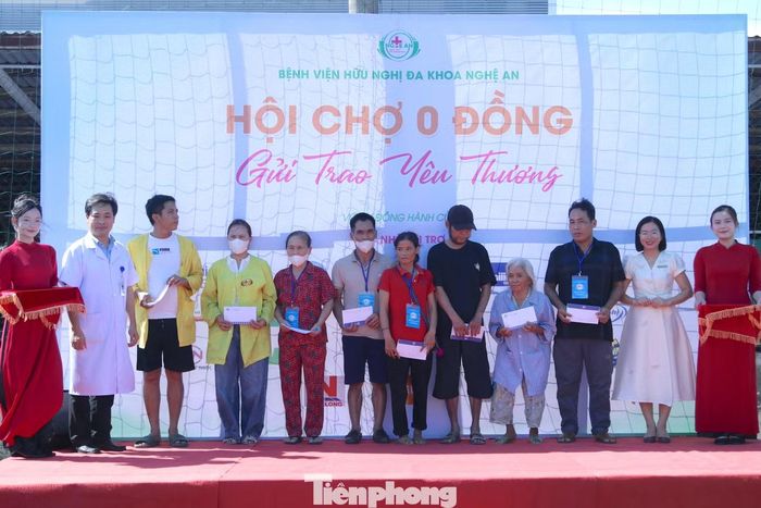 Bên cạnh các gian hàng miễn phí, 40 người bệnh có hoàn cảnh đặc biệt khó khăn còn được các đơn vị đồng hành hỗ trợ thêm 500.000 đồng/người. Khoản tiền tuy không lớn nhưng góp phần giúp các gia đình trang trải thêm chi phí trong thời gian điều trị.