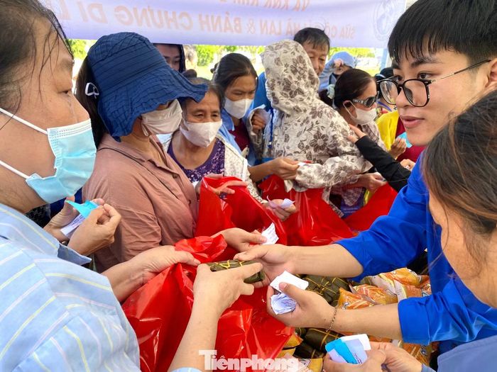 Những món quà, thực phẩm, sữa, đồ dùng thiết yếu được gửi tận tay người bệnh và người nhà bệnh nhân.