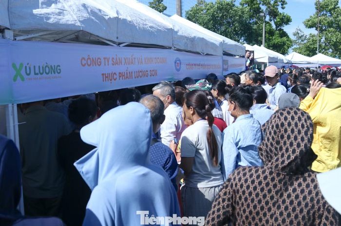 Tại khuôn viên bệnh viện, 14 gian hàng được bố trí với nhiều mặt hàng thiết yếu như thực phẩm, sản phẩm dinh dưỡng, đồ dùng cá nhân và nhu yếu phẩm sinh hoạt.
