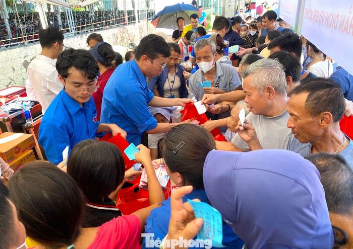 Ông Nguyễn Quốc Huy (75 tuổi, trú xã Giai Lạc, Nghệ An) đã 8 năm nay đưa vợ đi chạy thận tại bệnh viện. Nhận những phần quà tại “Hội chợ 0 đồng”, ông Huy phấn khởi chia sẻ: “Món quà nào cũng thiết thực, đúng những thứ người bệnh và người nhà cần trong những ngày ở viện. Với chúng tôi, sự sẻ chia như vậy là nguồn động viên rất lớn”.