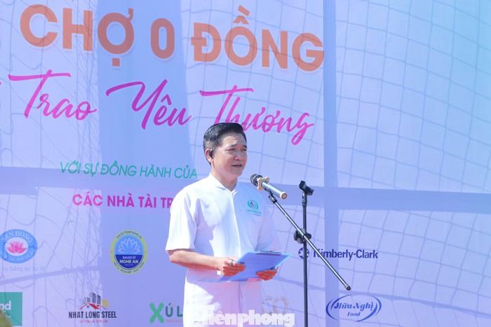 Bác sỹ Quế Anh Trâm - Phó Giám đốc Bệnh viện Hữu nghị Đa khoa Nghệ An cho rằng, với người bệnh khó khăn, bên cạnh gánh nặng bệnh tật còn là những lo toan về kinh tế. “Hội chợ 0 đồng không chỉ trao những phần quà thiết thực mà còn gửi gắm sự sẻ chia, tiếp thêm động lực để người bệnh vững tâm điều trị, sớm bình phục trở về bên gia đình”, Bác sỹ Quế Anh Trâm nói.