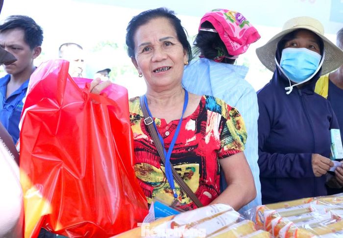 Niềm phấn khởi của người nhà bệnh nhân khi đến với "Hội chợ 0 đồng" trước những ngày nghỉ lễ Quốc khánh.