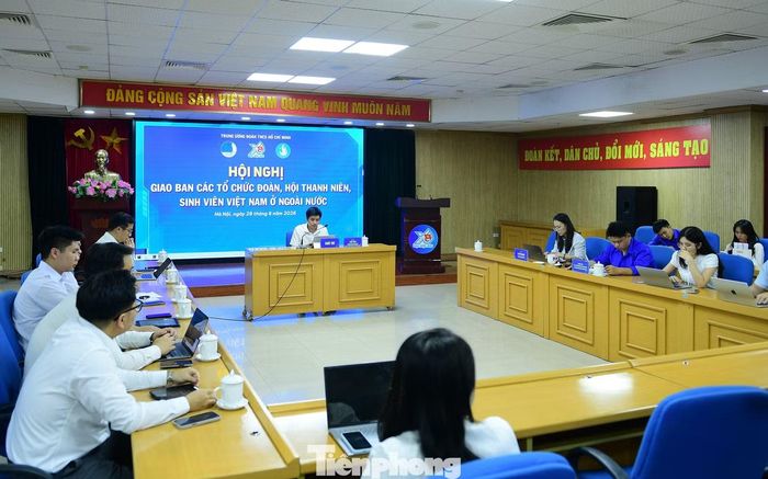 Hội nghị diễn ra trực tiếp kết hợp trực tuyến. Ảnh: Xuân Tùng