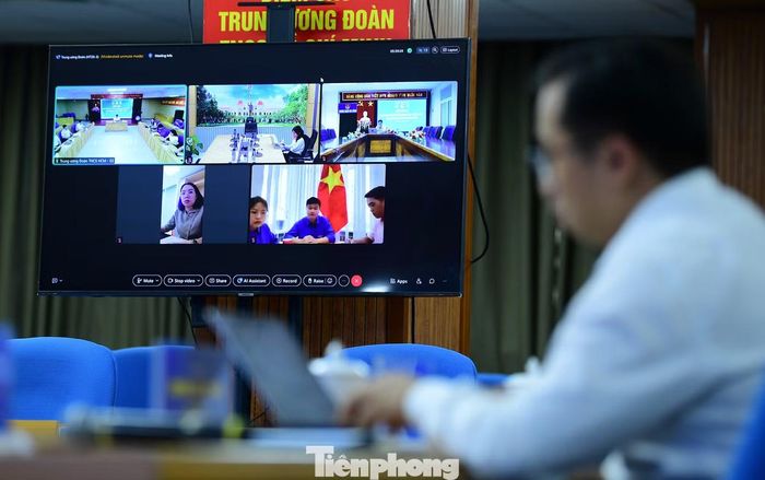 Hội nghị ghi nhận nhiều ý kiến trực tiếp và trực tuyến. Ảnh: Xuân Tùng