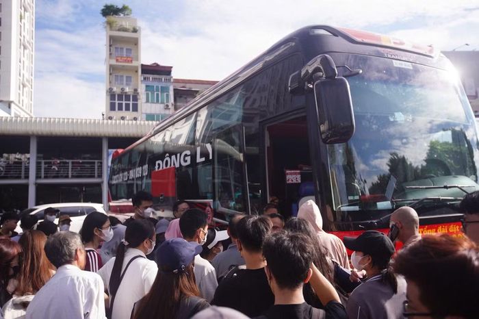Hoạt động đón, trả khách diễn ra liên tục, phục vụ cả hành khách trở lại Thủ đô và hành khách đi các tỉnh.