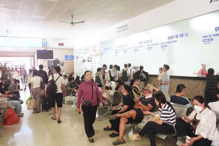 Ghi nhận tại bến xe Giáp Bát, lượng khách bắt đầu tăng nhanh từ đầu giờ chiều. Tại khu vực sảnh chờ, nhiều người tranh thủ kiểm tra lại vé, sắp xếp gọn gàng hành lý trong lúc chờ đến giờ xe xuất bến.
