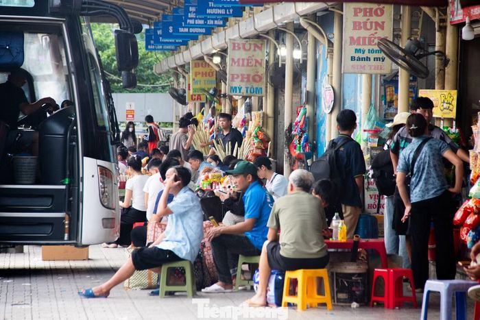 Càng về cuối giờ chiều, lượng người đổ về các bến xe càng tăng. Các tuyến xe đi các tỉnh, thành phố phía Bắc và miền Trung ghi nhận đông hành khách.
