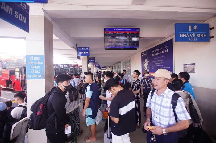 Các tuyến xe đi các tỉnh phía Bắc và Bắc Trung Bộ như Nam Định, Thanh Hóa, Nghệ An… có lượng khách tăng nhanh, nhiều xe xuất bến trong tình trạng kín chỗ.