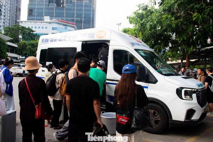 Để đảm bảo đủ phương tiện phục vụ nhu cầu đi lại của người dân, công ty Cổ phần bến xe Hà Nội đã chuẩn bị cho mỗi bến 200 xe dự phòng. Khi lượng phương tiện chạy theo biểu đồ hàng ngày không đủ sức đáp ứng, số xe dự phòng sẽ được huy động để giải tỏa hành khách. Khi kỳ nghỉ kết thúc, lượng người trở lại thủ đô tăng cao, phương án hạn chế ùn ứ hành khách trong bến cũng đã được tính đến.