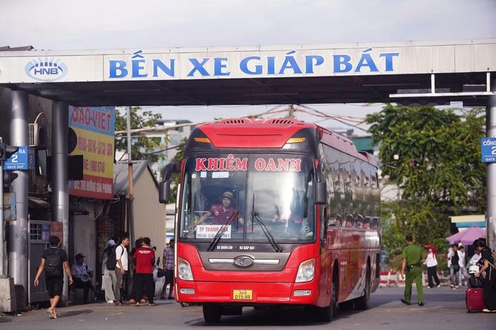 Dịp nghỉ lễ Quốc khánh 2/9 năm nay, người lao động được nghỉ 5 ngày liên tục (từ ngày 29/8 đến hết ngày 2/9). Chiều 28/8, ghi nhận tại các bến xe lớn của Hà Nội như Mỹ Đình, Giáp Bát,... lượng khách tăng nhanh khi nhiều người mang theo hành lý đổ dồn về đây để kịp đón xe về quê.