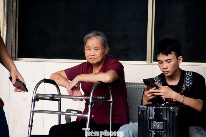 Dù tuổi cao và phải chống nạng di chuyển tại bến xe đông đúc, bà Minh vẫn rất phấn khởi khi được con cháu đưa về quê nghỉ lễ. "Lâu lắm rồi tôi mới được về quê, đợt này nghỉ dài ngày nên các cháu đưa về, trong lòng vui lắm. Cả nhà chủ động đi sớm nên xe cộ chưa quá đông, tôi đi lại cũng đỡ vất vả hơn", bà Minh chia sẻ.