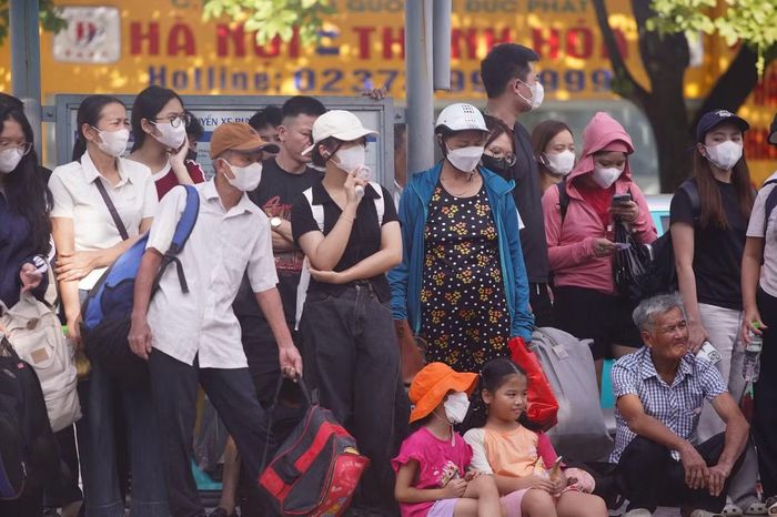 Nhu cầu di chuyển về các địa phương của người dân Thủ đô ghi nhận mức tăng cao trong chiều 28/8 do kỳ nghỉ lễ 2/9 năm nay kéo dài nhiều ngày.
