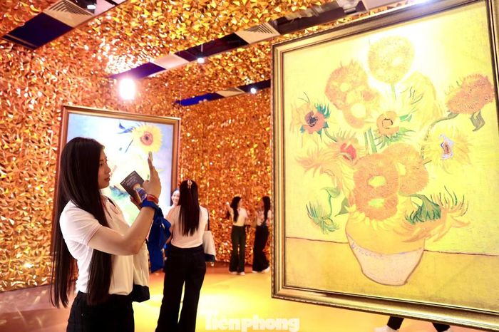 13 khu trải nghiệm được xây dựng thành một hành trình xuyên suốt, với chủ đề trung tâm là "Van Gogh và ánh sáng qua các nền văn minh”.