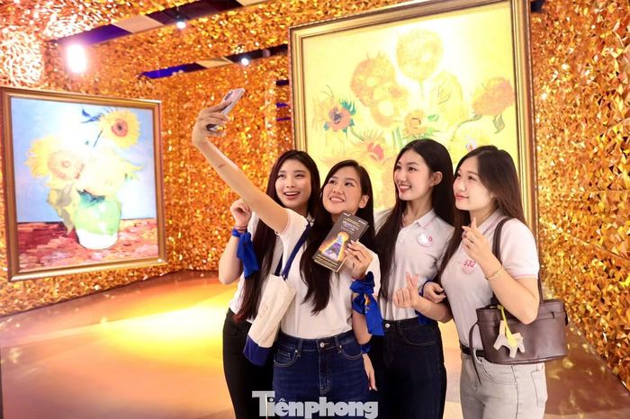 Không gian lấy cảm hứng từ Hoa hướng dương - hai loạt tranh về tĩnh vật của Van Gogh. Loạt tranh đầu tiên được thực hiện ở Paris năm 1887, mô tả những bông hoa nằm trên mặt đất. Loạt tranh thứ hai thực hiện một năm sau đó tại Arles vẽ bó hoa hướng dương đặt trong bình.