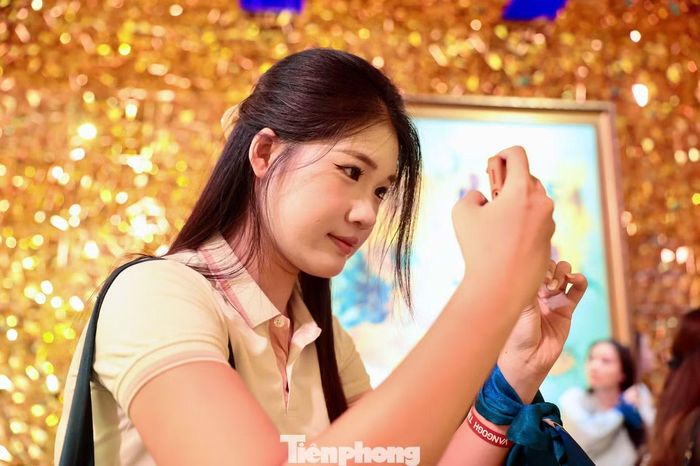 Mỗi góc trong triển lãm trở thành điểm check-in độc đáo. Từng gam màu, âm nhạc và thông điệp đưa người xem vào thế giới của họa sĩ hậu ấn tượng người Hà Lan.