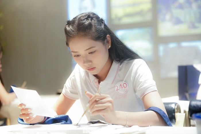 Thí sinh Hoa hậu Việt Nam còn thử tài vẽ tranh, được tặng quà sau khi kết thúc buổi trải nghiệm tại triển lãm.