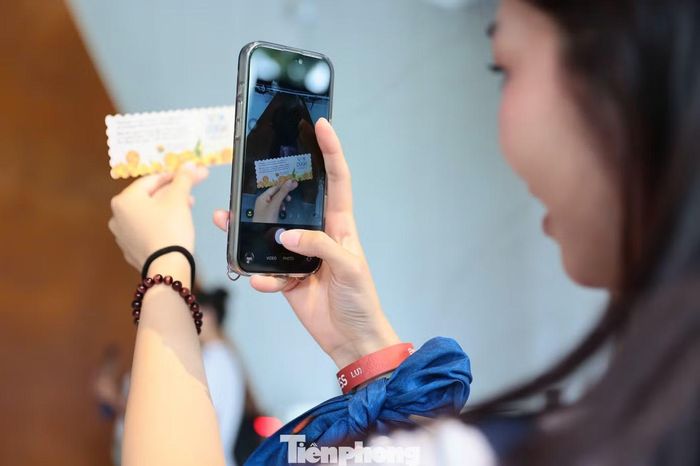 Thí sinh hào hứng check-in trước khi bước vào triển lãm.